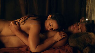 Một cô gái đang sex nữ sinh nhật bản thọc tay vào người bạn nóng bỏng của mình trên giường